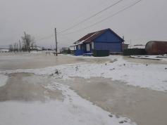 На Украине военная операция, а в селе Мироново Шелопугинского района вода перекрыла дорогу, подход к магазинам и домам. 25 февраля 2022 года