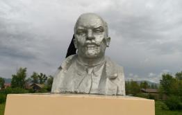 ​Памятнику Ленину в Кыре сделали трепанацию черепа. Бюст не впервые страдает от вандалов