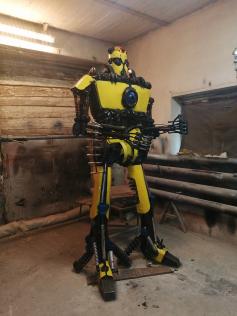 Заключенные из ИК-7, которая находится в Оловяннинском районе Забайкалья, собрали «робота» в человеческий рост — теперь он украшает детскую площадку в поселке Оловянная.