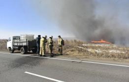 Добровольцы и пожарные тушат степной пожар в одном из районов Забайкалья — фоторепортаж
