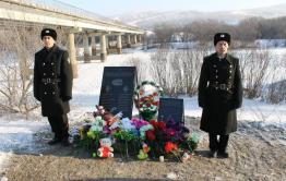 ​Мемориальные доски в память о погибших в ДТП под Сретенском установили на берегу Куэнги​