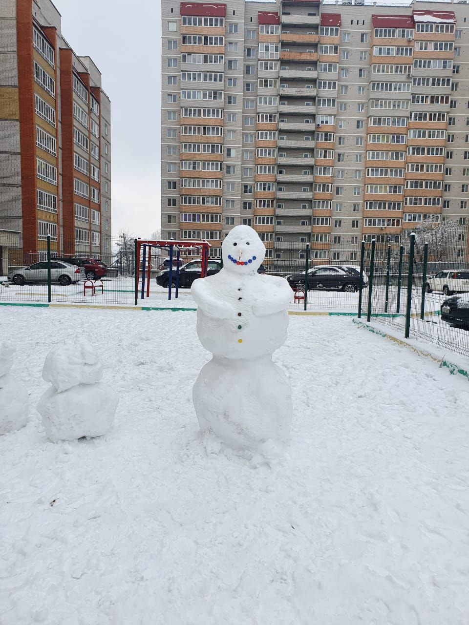 С первым снегом, друзья! Лучший снеговик от нашей читательницы Валентины. 31 октября. 2022 год.