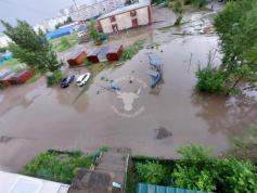 Улицы Читы оказались затоплены после сильного дождя 6 июля. На фото: КСК, 6 мкр.