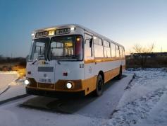 Рядом с заправкой в Краснокаменске стоит «Автобус-труженик» ЛиАЗ-677. Совсем недавно такие автобусы возили жителей урановой столицы Забайкалья.