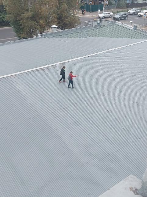 По крыше одного из торговых центров Читы гуляют дети