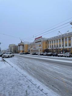 В Забайкалье пришла настоящая зима — на улице морозно и снежно. А 21 ноября на площади Ленна в Чите началось возведение ледового городка. 24 ноября 2022 год.
