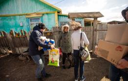 «Вечорка» и «Чита.Ру» привезли продуктов старушке, поговорившей с блогером Варламовым