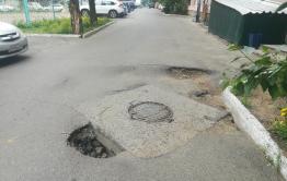 Яма под окнами «Вечорки» продолжает калечить автомобили