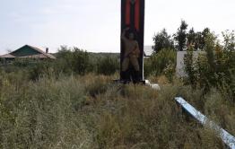 ​Жители Олекана посвятили стишок в ответ на репортаж «Вечорки» о заросшем памятнике героям ВОВ