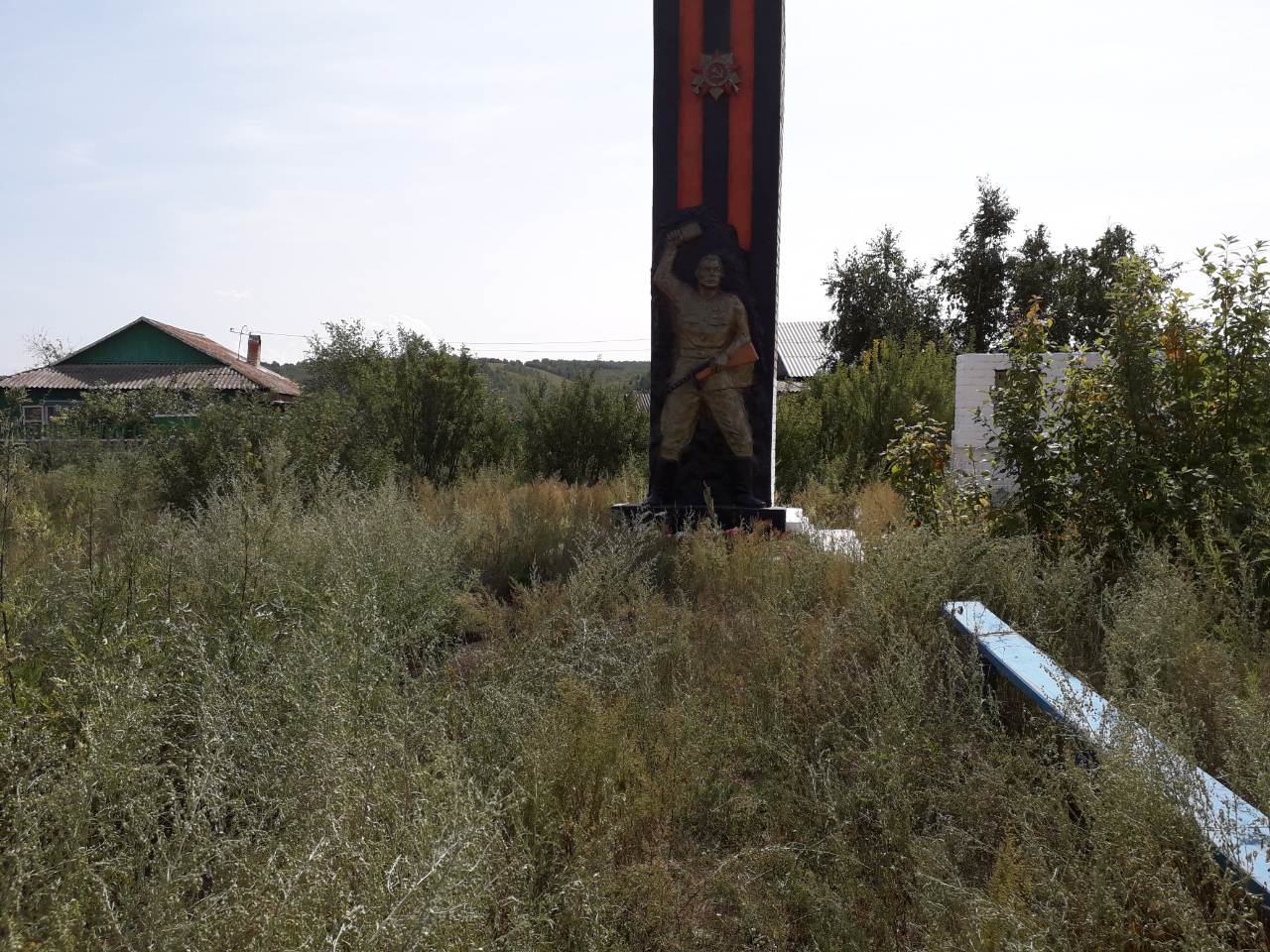 ​Жители Олекана посвятили стишок в ответ на репортаж «Вечорки» о заросшем памятнике героям ВОВ