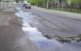 В Чите вода из колодца течет и размывает дорогу