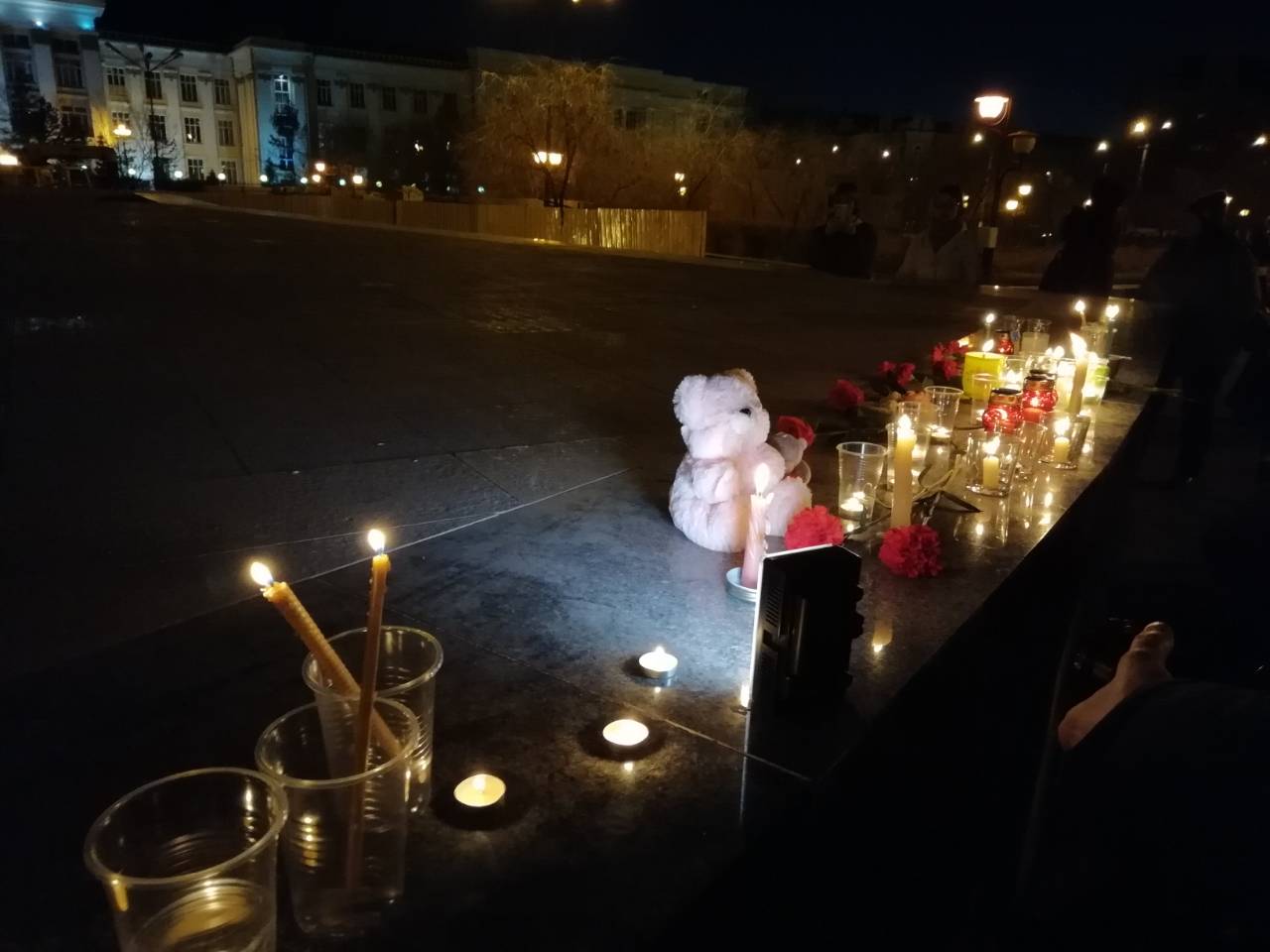Сотни читинцев пришли на площадь Ленина почтить память Даши Карташовой