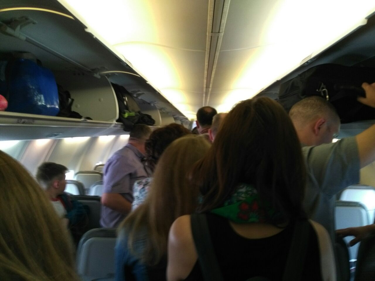 Пассажиров самолёта в аэропорту Читы эвакуировали из-за задымившегося смартфона