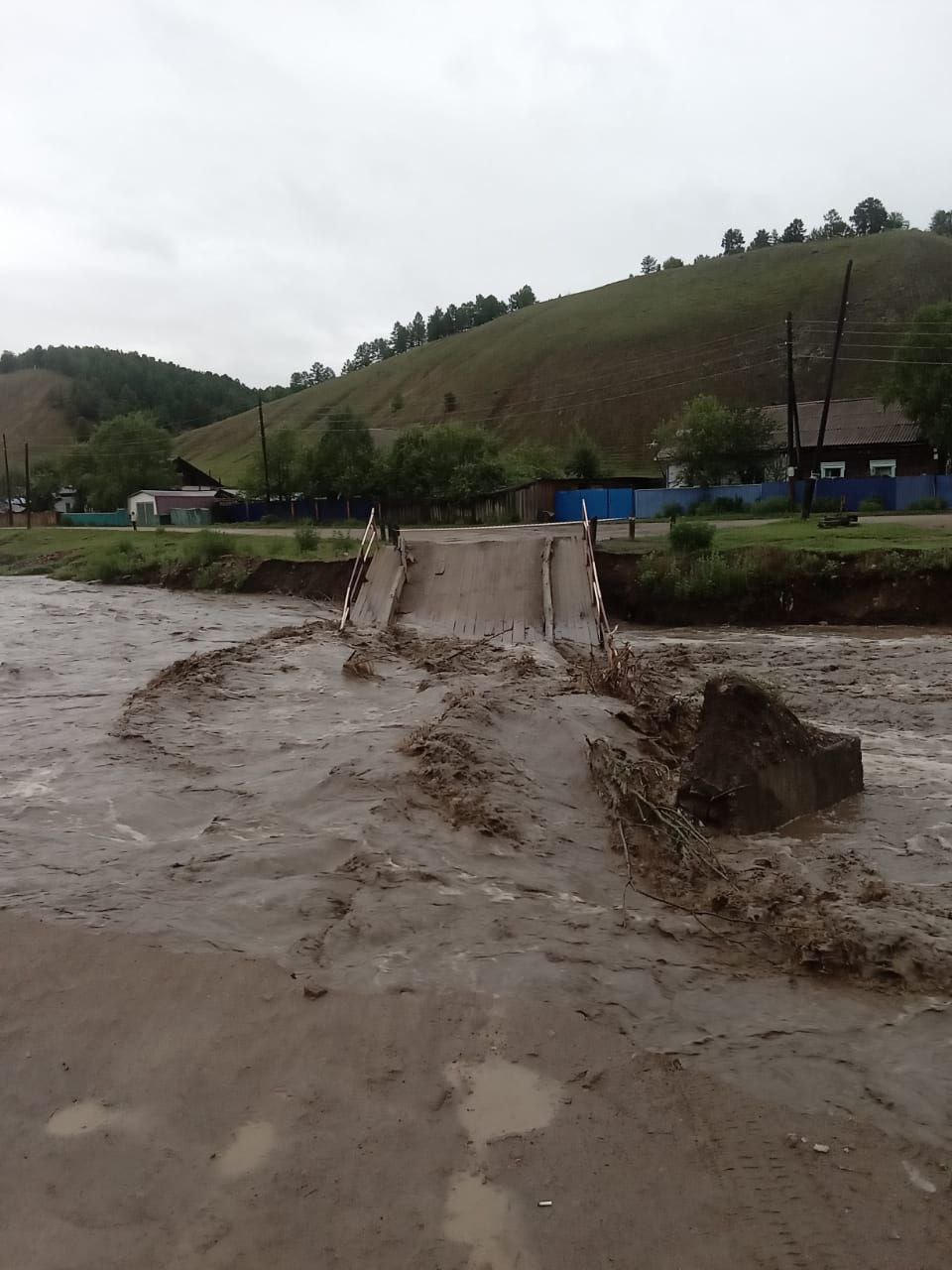 Вода разрушила два моста и отрезала посёлок Усть-Карск от дорог в Забайкалье
