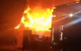Жилой дом сгорел ночью в Смоленке (видео)