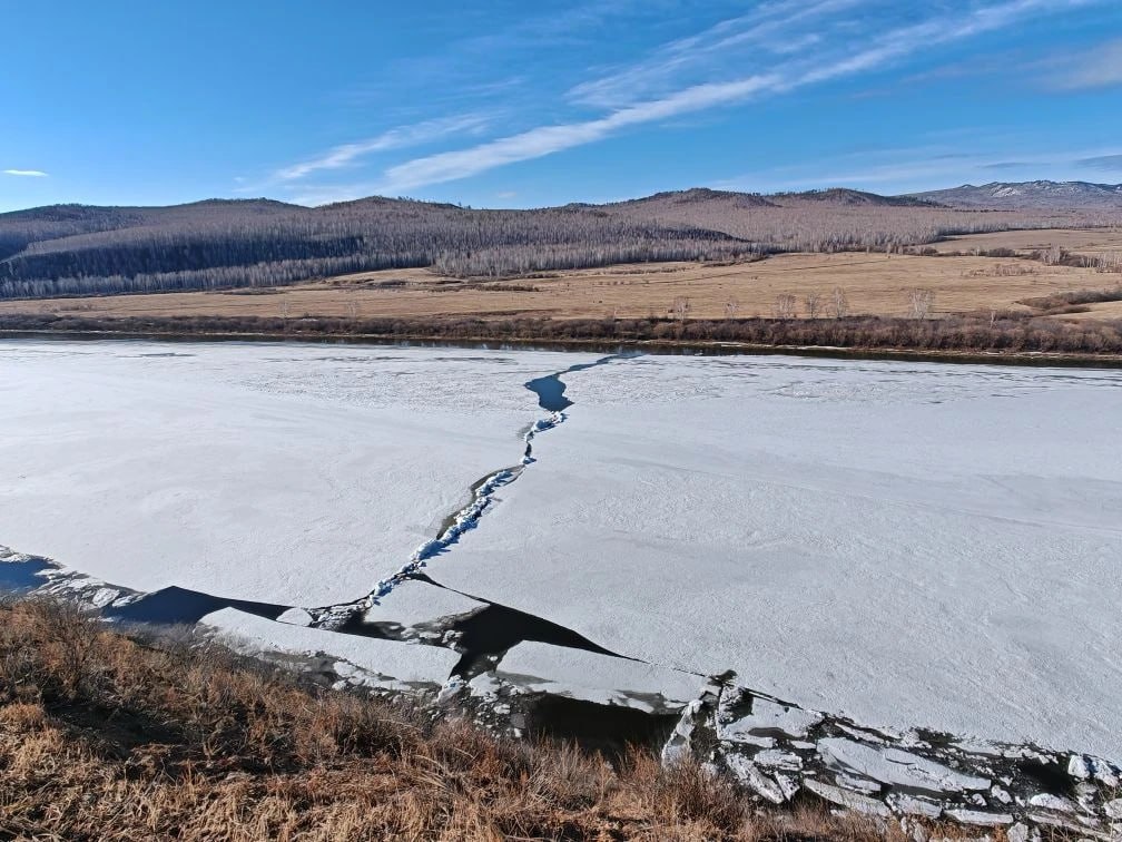 Сретенский район. Река Шилка начинает отходить от зимнего сна и освобождается от льда. Фото Олега Черенщикова