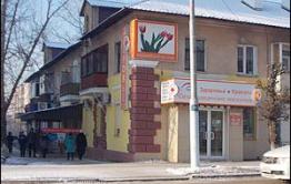 УК заставляет пенсионерку лезть на стенку с банкой краски