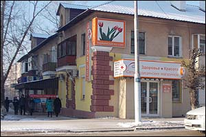 УК заставляет пенсионерку лезть на стенку с банкой краски