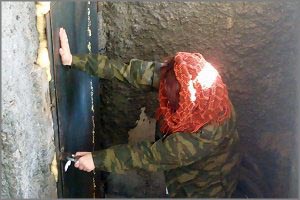 Бомжи в подвале «организовали» себе свет и горячую воду
