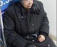 Бабушка в Чите от безысходности вынуждена стоять на паперти