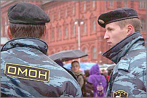 Омоновцы и полицейские проводят обыск в «Господах офицерах»