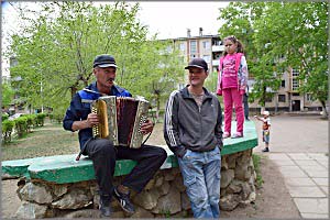 В Краснокаменске дворник-самоучка развлекает горожан на баяне