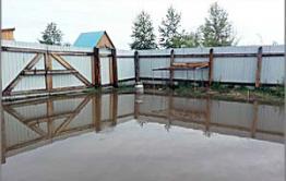 «После нас — хоть потоп!»: Жильцы одного из домов поселка Восточный ходят в дождь дома в резиновых сапогах и под зонтиком