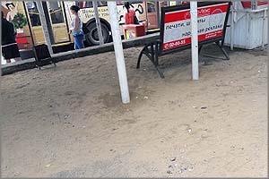«После нас — хоть потоп!»: — фотофакт: троллейбусную остановку на площади Декабристов засыпало песком