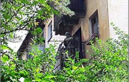 Балкон полностью выгорел в доме на улице Бутина