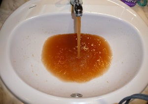 У жителей Приаргунска из крана течет ржавая вода