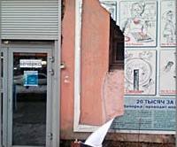 Неизвестные вандалы испортили баннер у входа в редакцию «Вечорки»