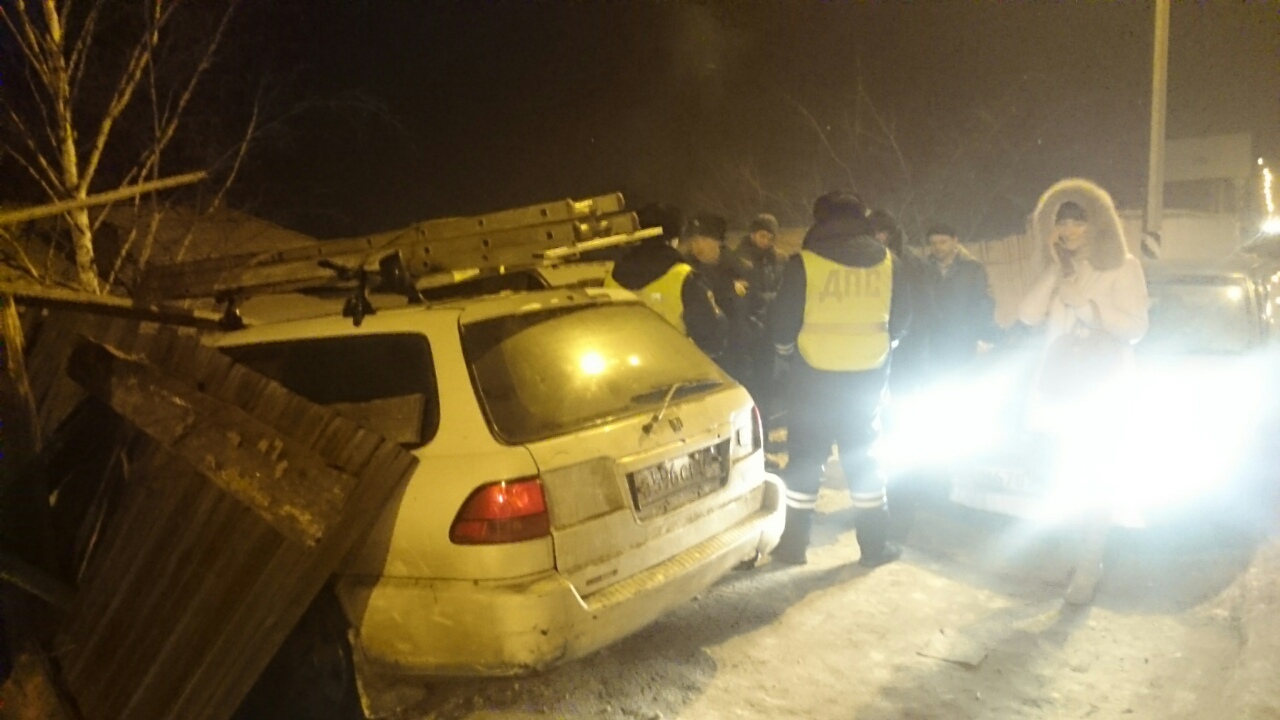ДТП: Пьяные ауешники снесли забор в Чите