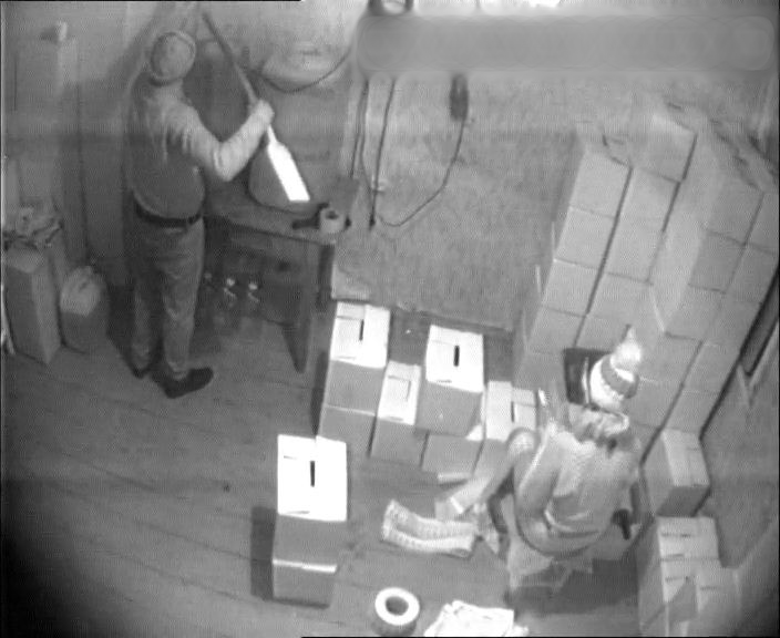ФСБ обнародовала кадры оперативной съёмки из цеха спиртоторговцев в Чите (ФОТО)