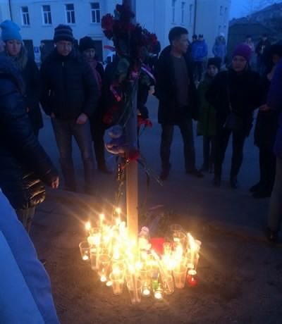В Улан-Удэ более 100 человек пришли на место ДТП, поддержать родственников погибшего ребенка