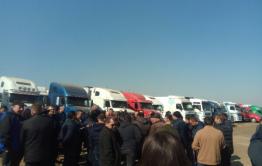 На пятый день забастовки депутаты почтили своим присутствием дальнобойщиков