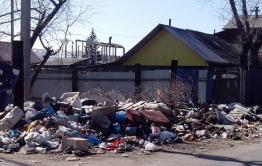 Мусор захватывает перекрёсток на улице Крестьянской в Чите