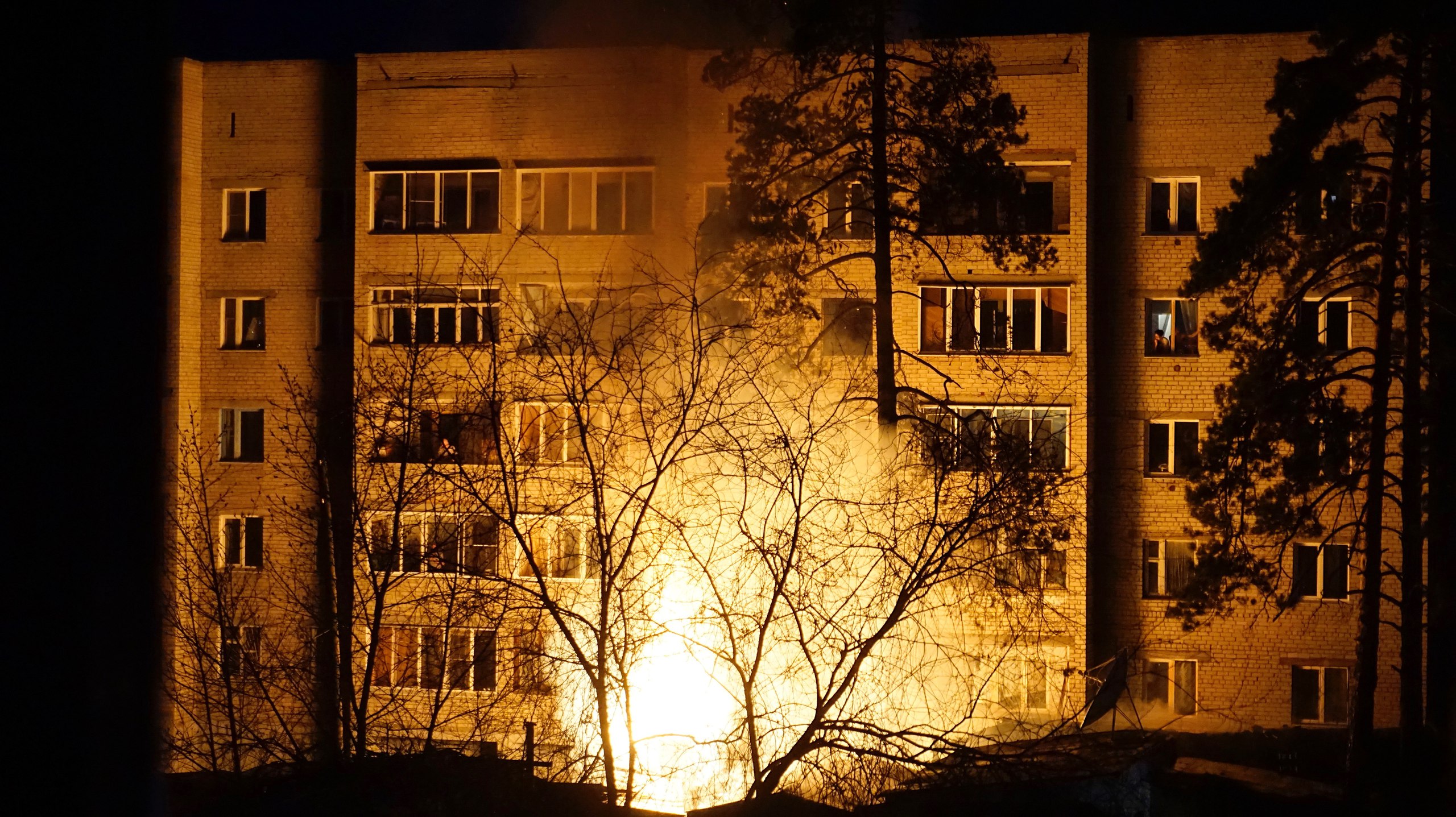 Деревянные кладовки сгорели в центре Читы (видео)