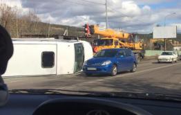 В Антипихе маршрутка лежит на боку посреди дороги