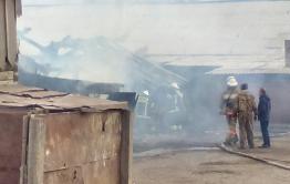 Четыре пожарных расчёта тушат пожар в Забайкальске