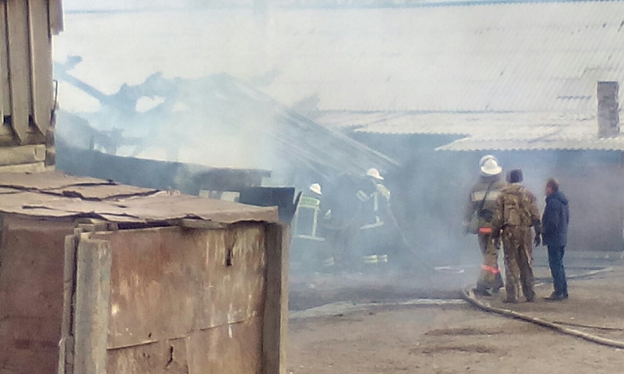 Четыре пожарных расчёта тушат пожар в Забайкальске