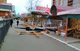 Женщина пострадала от удара сорванной ветром крыши в центре Читы