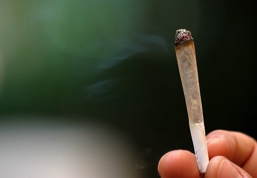Экс-сотрудник наркоконтроля продавал марихуану жителям Дарасуна, чтобы посадить их