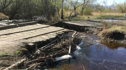 Разлившаяся река Семёновка под Балеем снесла деревянный мост