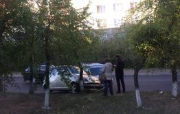 Иномарка и грузовичок врезались в дерево в центре Читы