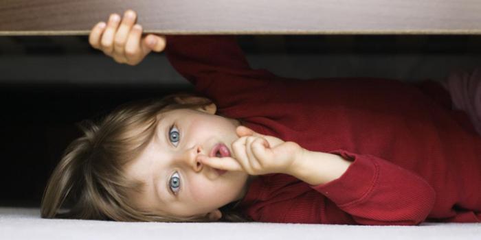 Ребенок, которого три дня искали приставы, нашелся под диваном