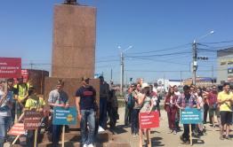 «Какой же митинг без школьника»