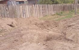 Дорожники вывели трубу из водоотводной канавы на участок жительницы села Старый Олов