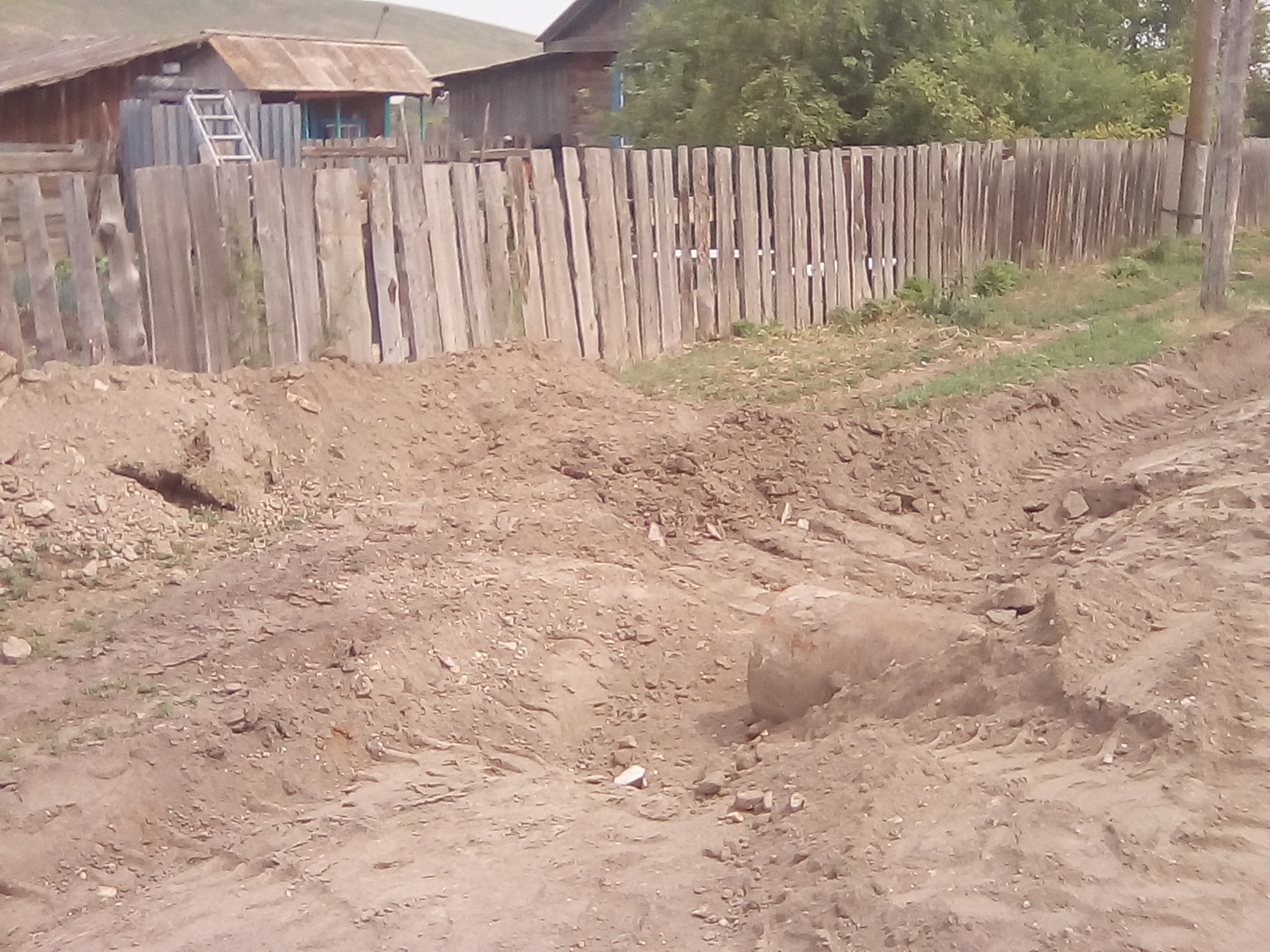 Дорожники вывели трубу из водоотводной канавы на участок жительницы села Старый Олов