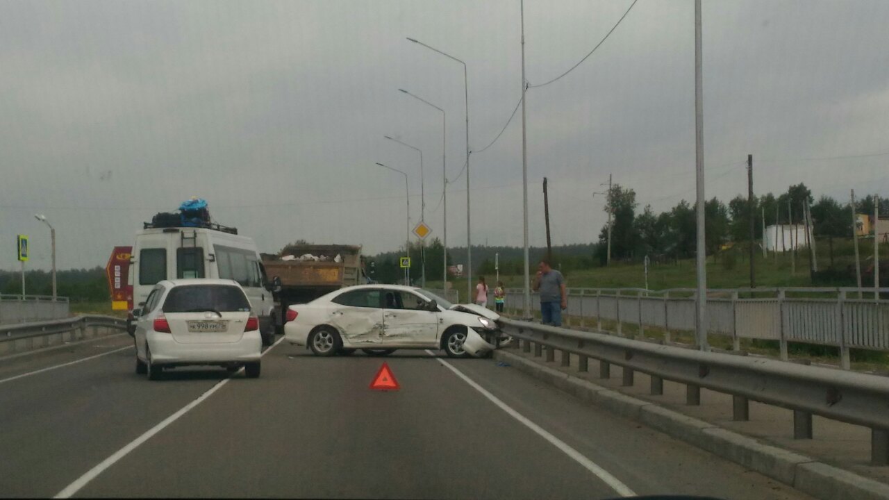 Попавшая в ДТП машина перегородила мост в Песчанке