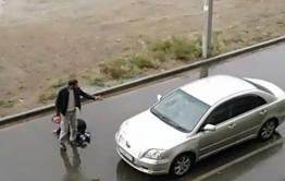Двое кавказцев днём пытались загрузить человека в машину в мкр. Молодёжный